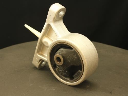 El soporte del motor de transmisión se adapta únicamente a la transmisión manual Suzuki Aerio 2004-2007.